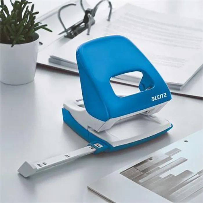 Hauptbild des Produkts Děrovačka "Nexxt Style 5008", metalická modrá, 30 listů, LEITZ