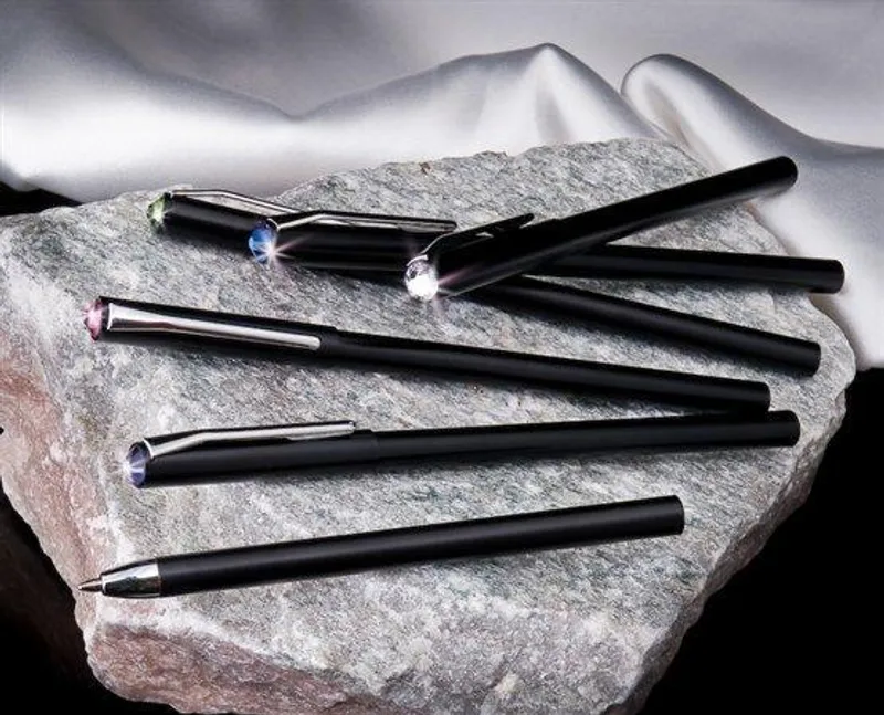 Hauptbild des Produkts Kuličkové pero s krystalem - safír, 13,5cm "MADE WITH SWAROVSKI ELEMENTS", černé