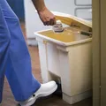 Step-on Mülleimer, beige, 30 l, Kunststoff, RUBBERMAID