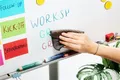 STABILO MARKdry Trockenmarker für Tafel und Flipchart – 4-teiliges Set mit Spitzer und Tuch