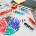 Weiteres Produktbild STABILO MARKdry Trockenmarker für Tafel und Flipchart – 4-teiliges Set mit Spitzer und Tuch