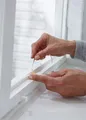 Universelle Schaumstoffdichtung für Fenster und Türen „tesamoll® 5545”, weiß, 15 mm x 10 m, TESA