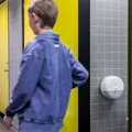 TORK SmartOne Spender für Toilettenpapier mit Zentralauslauf weiß T8 [1 Stk]
